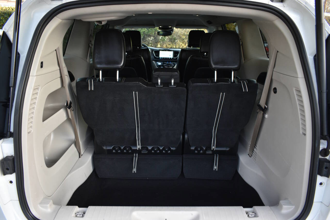 Used 2023 Chrysler Pacifica Touring-L image 11