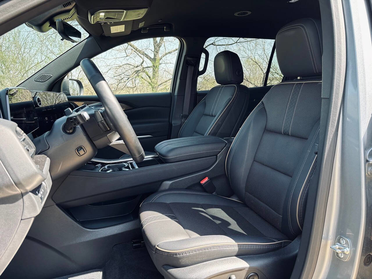 Used 2025 Chevrolet Traverse High Country image 13