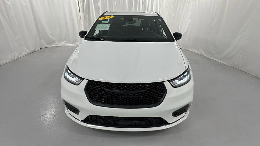 Used 2024 Chrysler Pacifica Select image 8