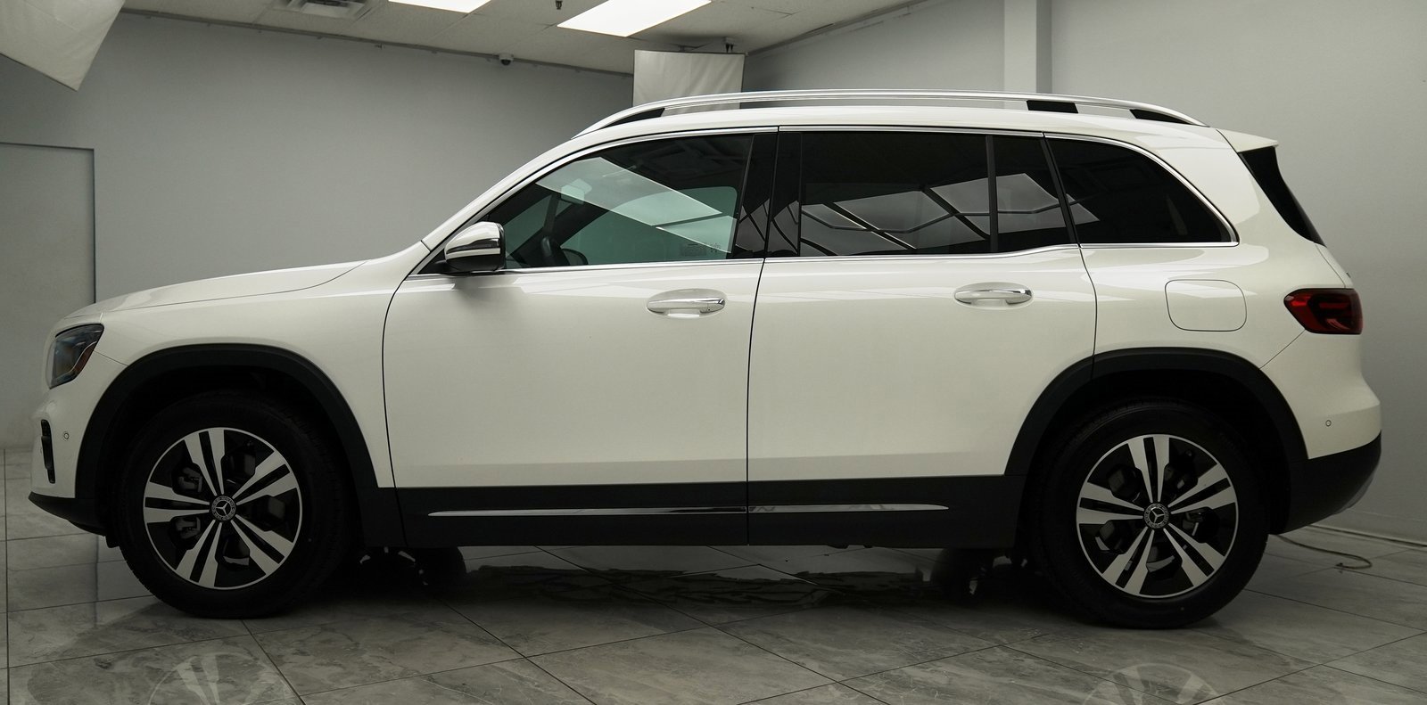 Used 2025 Mercedes-Benz GLB 250 4MATIC image 9