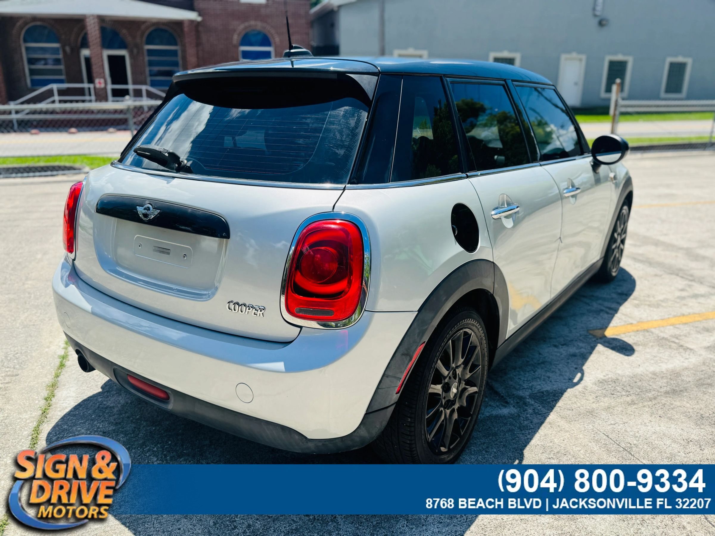 Used 2016 MINI Cooper 4-Door Hardtop FWD image 3