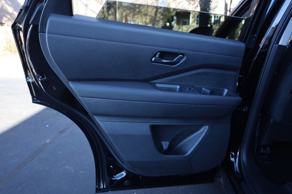 Used 2025 Nissan Pathfinder SV image 18