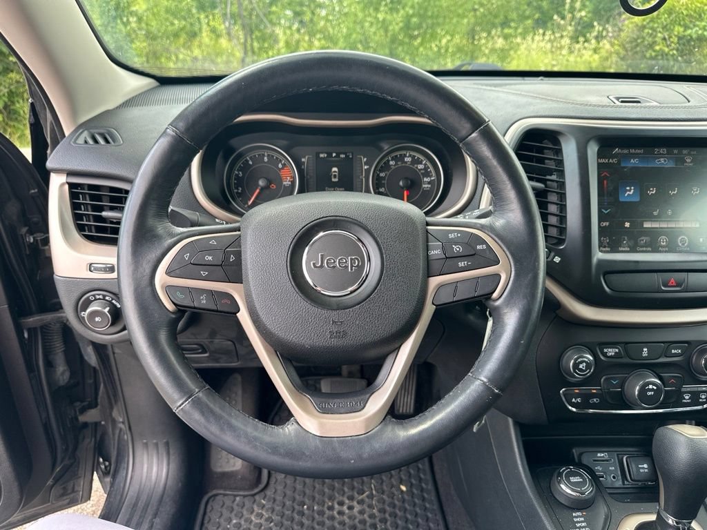 Used 2016 Jeep Cherokee Latitude w/ Cold Weather Group AWD/4WD image 20
