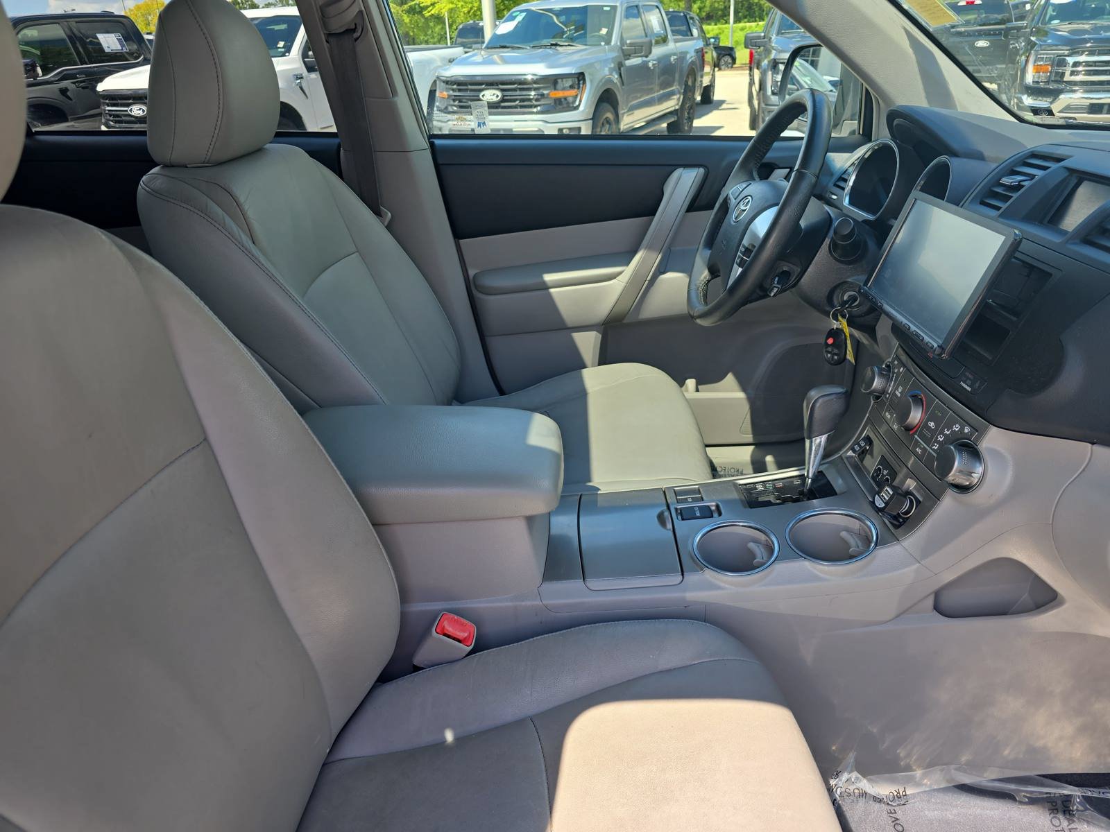 Used 2012 Toyota Highlander SE w/ Tow Pkg FWD image 10