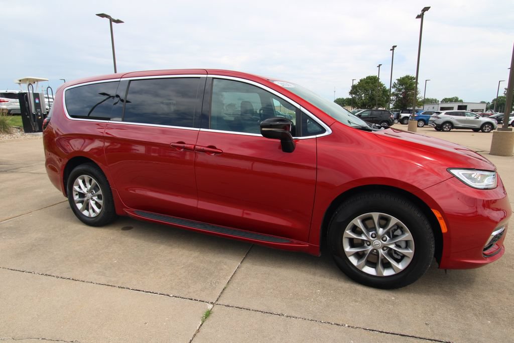 Used 2026 Chrysler Pacifica Select AWD/4WD image 3
