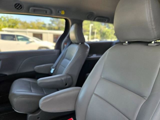 Used 2020 Toyota Sienna L image 27
