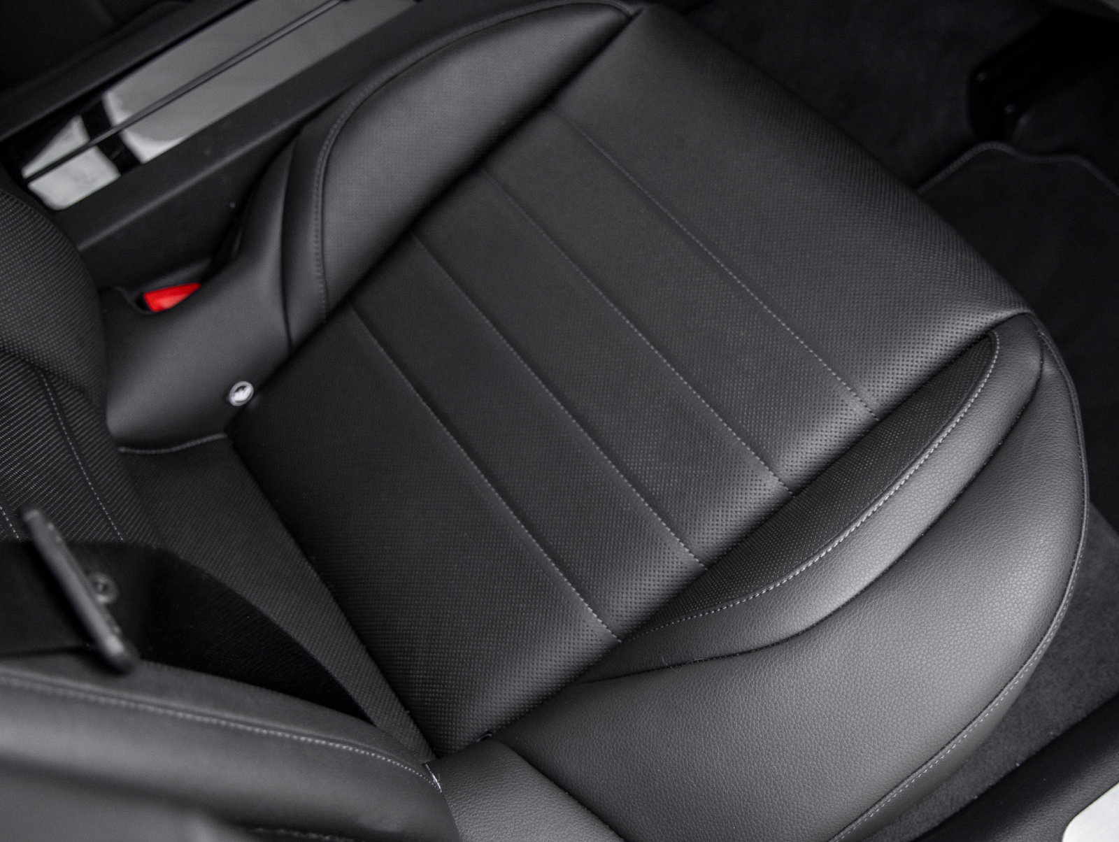 Certified 2025 Porsche Panamera image 37