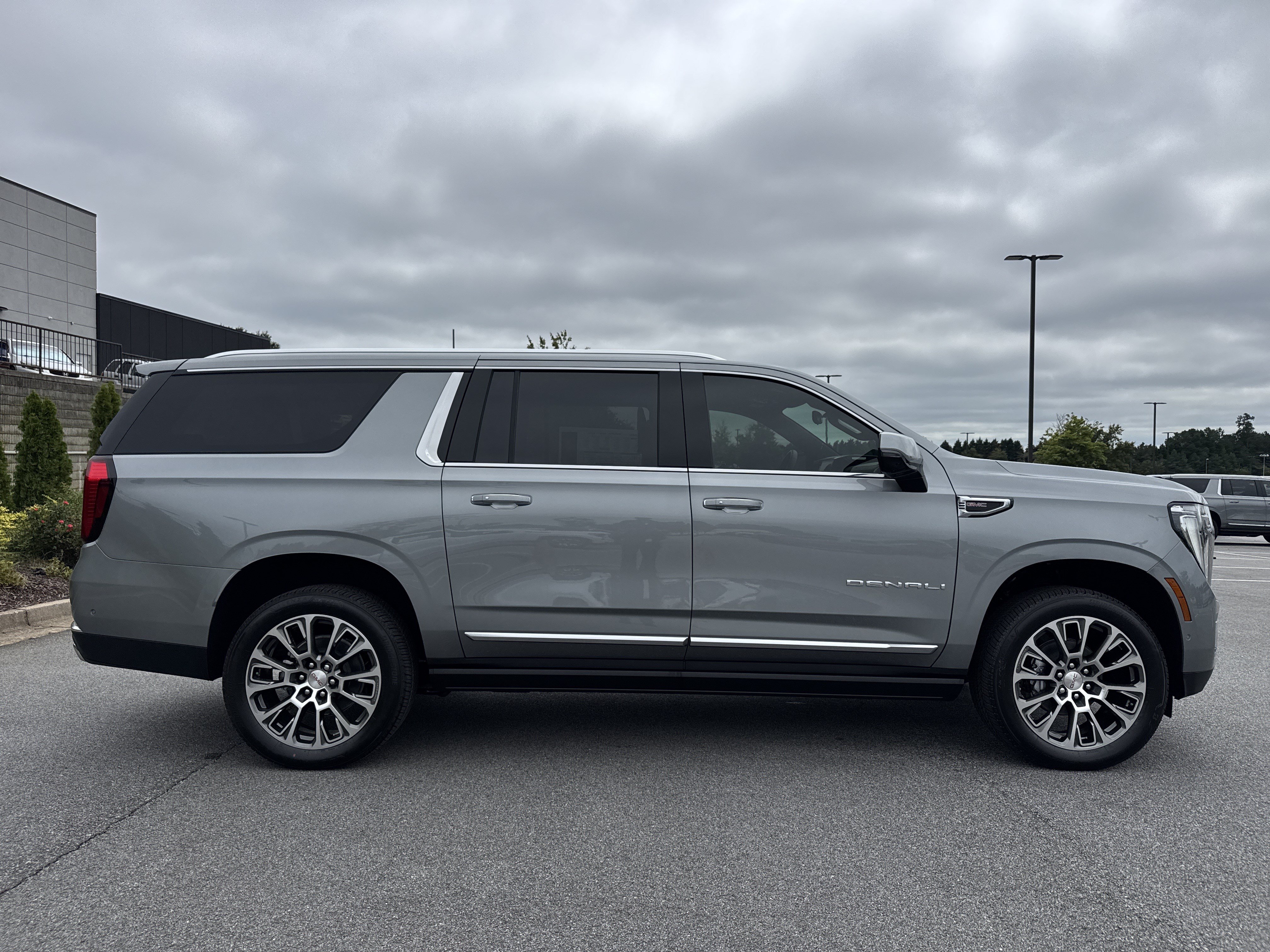 New 2026 GMC Yukon XL Denali w/ Denali Reserve Package AWD/4WD image 11