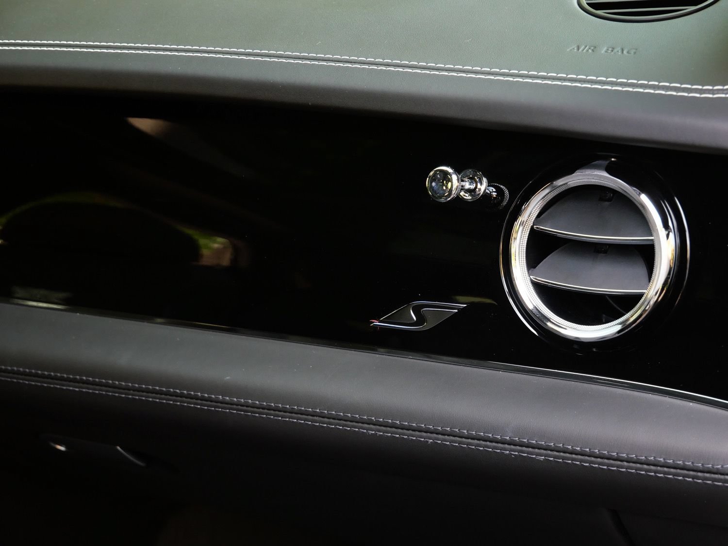 Used 2022 Bentley Bentayga AWD/4WD image 22