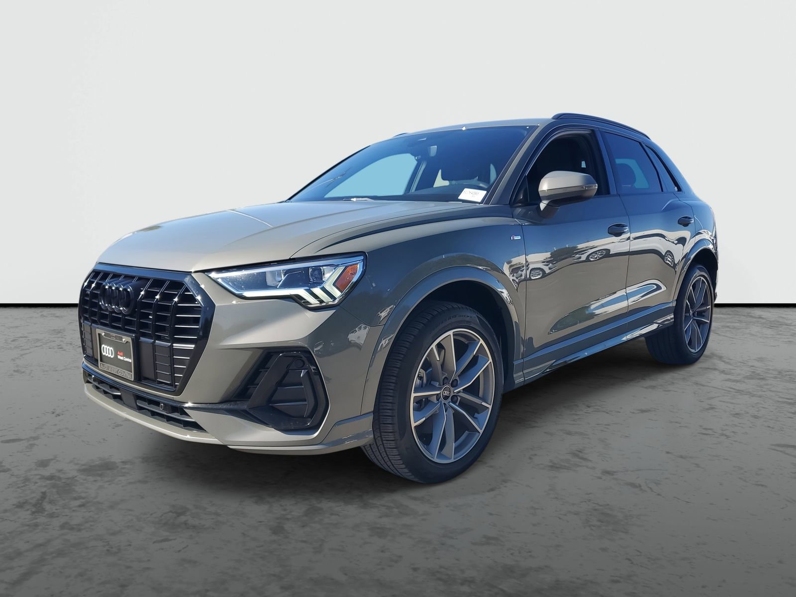 Used 2025 Audi Q3 2.0T Premium w/ Convenience Package image 2