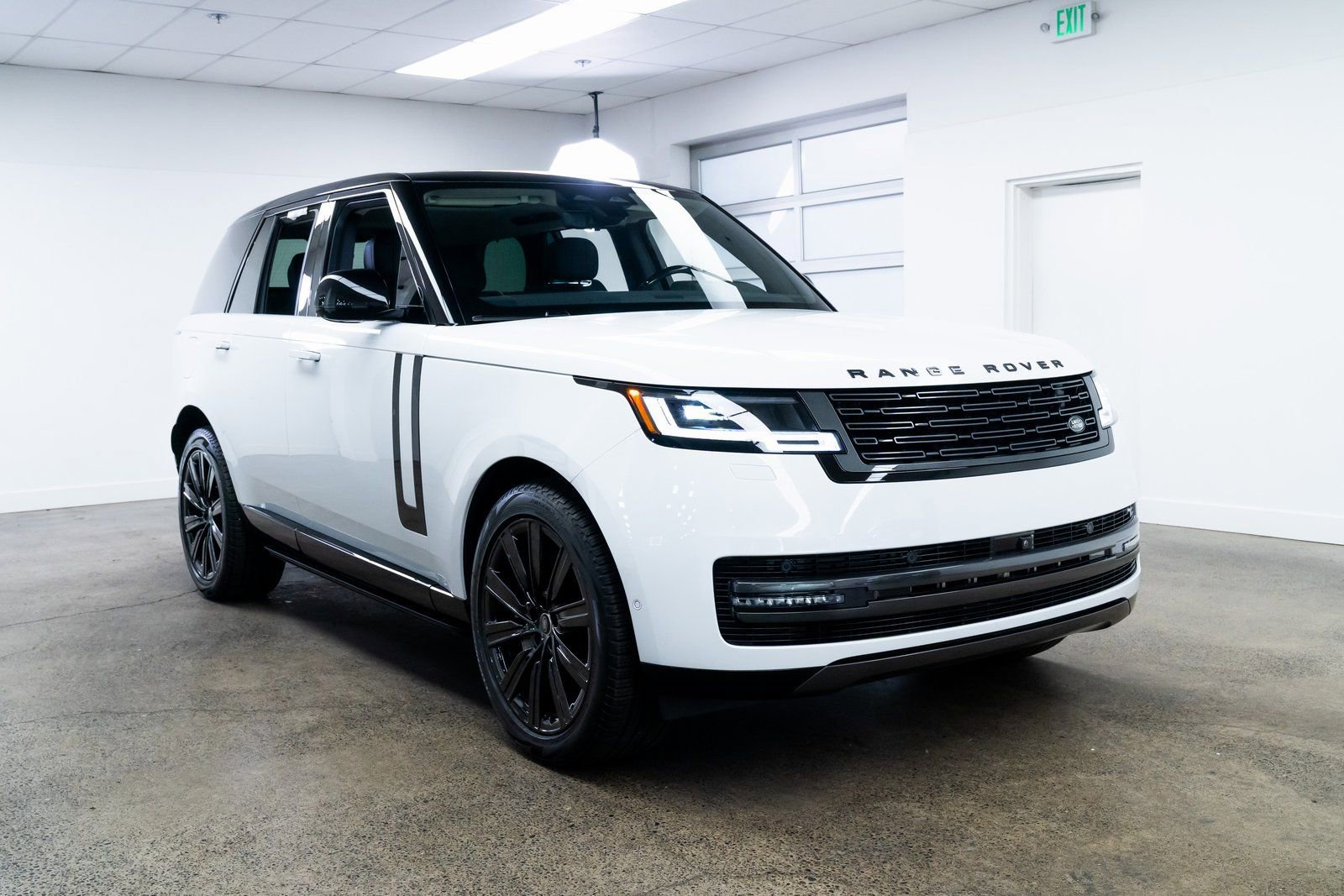 Used 2025 Land Rover Range Rover SE image 24