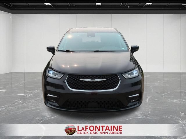 Used 2024 Chrysler Pacifica Touring-L FWD image 3