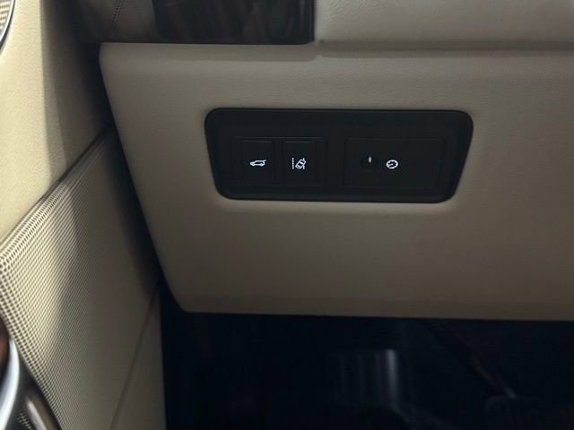 Used 2017 Land Rover Range Rover HSE image 16