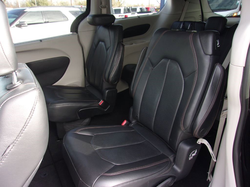 Used 2020 Chrysler Pacifica Touring-L image 6