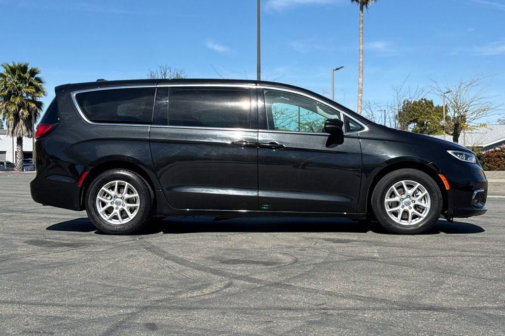 Used 2023 Chrysler Pacifica Touring-L image 10