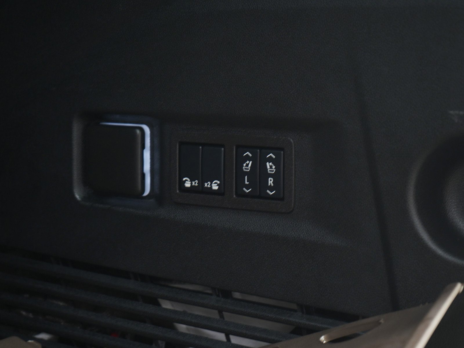 Used 2025 GMC Yukon Denali Ultimate w/ LPO, Floor Liner Package image 12