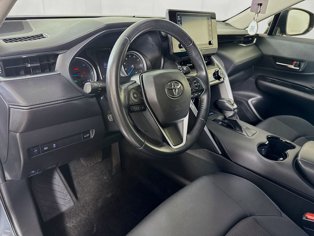 Used 2022 Toyota Venza LE image 9