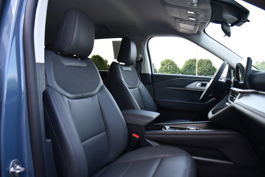 Used 2025 Ford Explorer Active w/ Active Comfort Package image 16