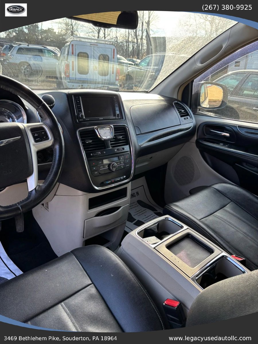 Used 2016 Chrysler Town & Country Touring FWD image 42