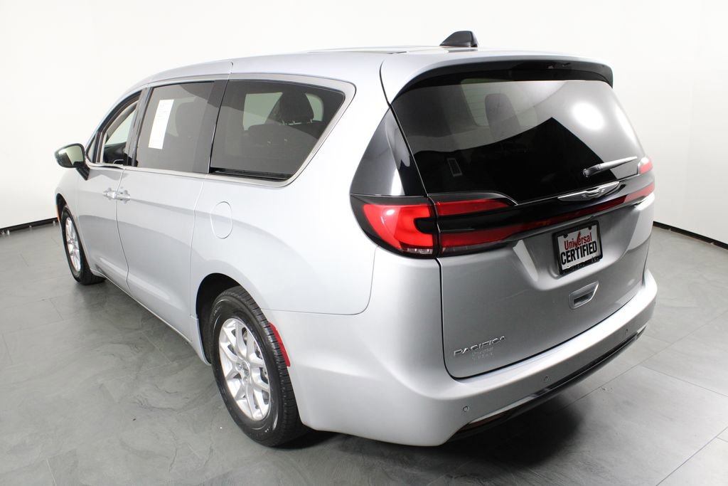 Used 2024 Chrysler Pacifica Touring-L image 4
