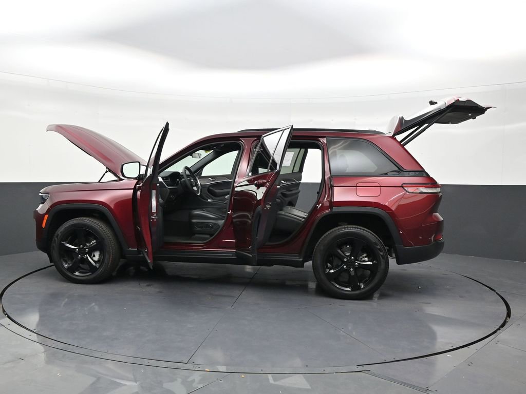 Used 2025 Jeep Grand Cherokee Limited w/ Black Appearance Package image 31