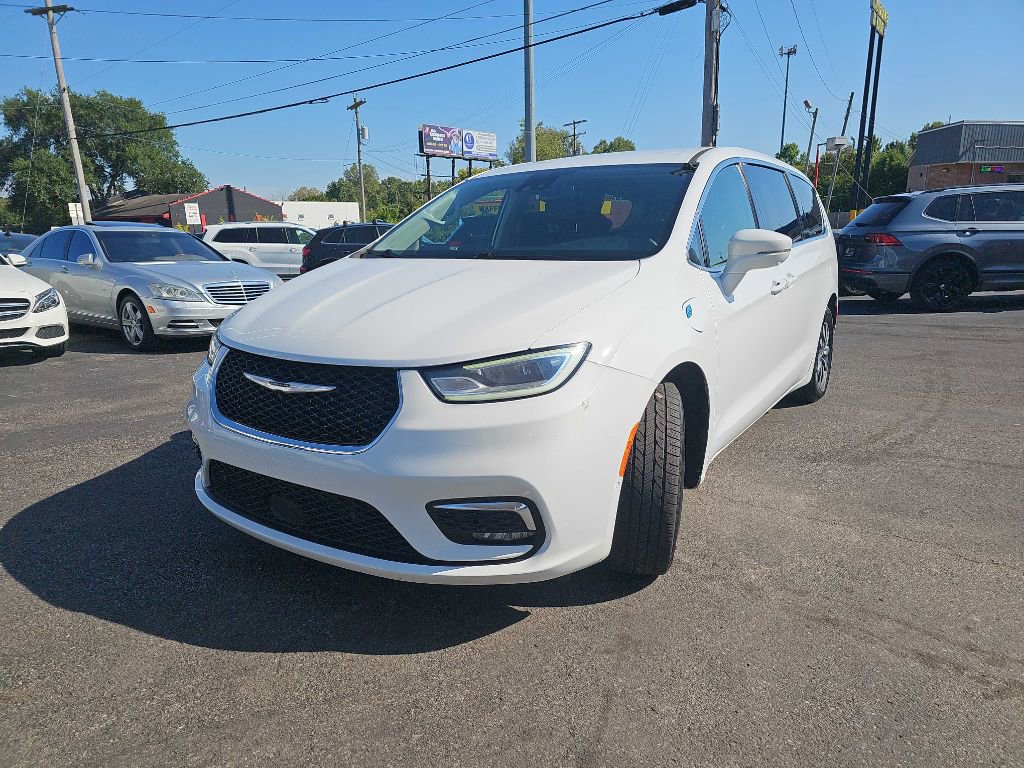 Used 2022 Chrysler Pacifica Touring-L w/ Uconnect Theater Family Group image 8