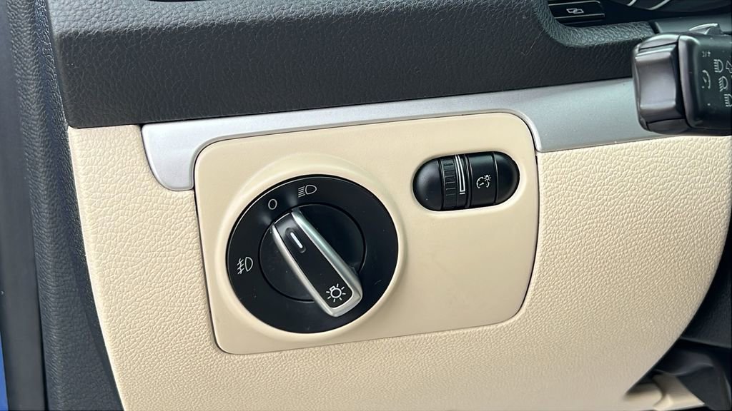 Used 2012 Volkswagen Eos Komfort FWD image 15