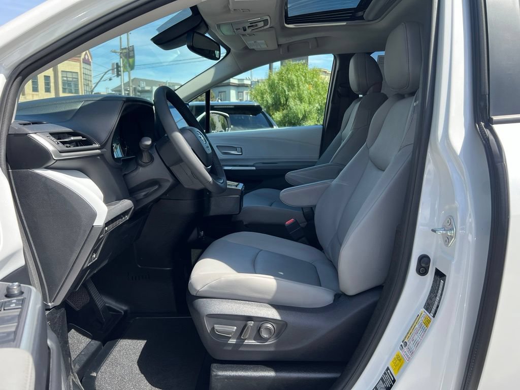 Used 2026 Toyota Sienna XLE FWD image 13