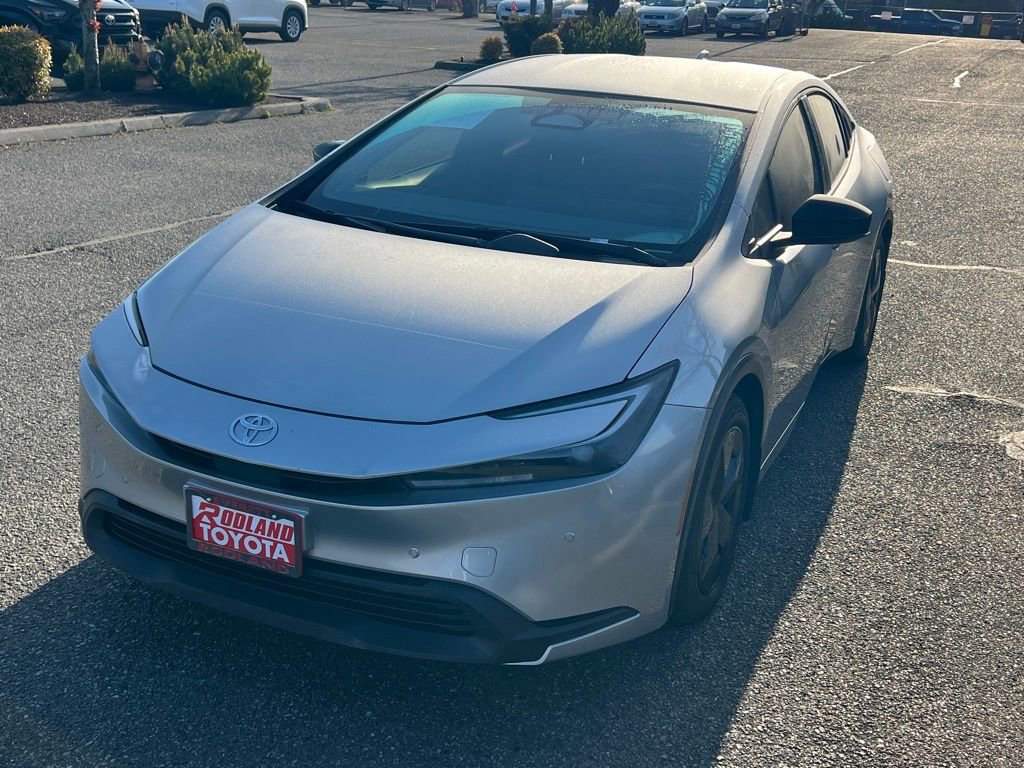 Used 2025 Toyota Prius LE image 4