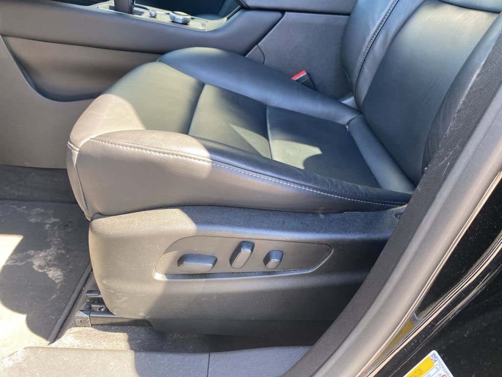 Used 2023 Cadillac XT4 Luxury w/ Cold Weather Package FWD image 12