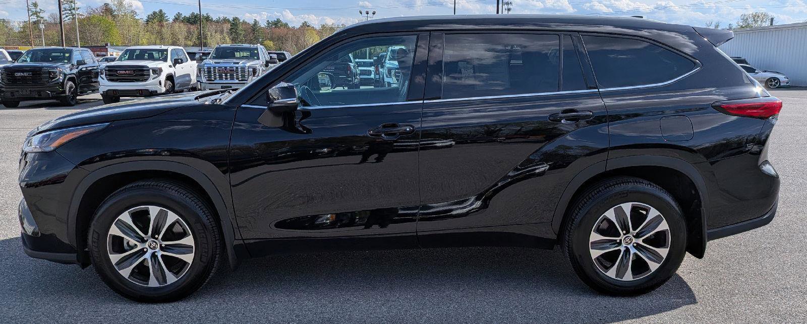 Used 2022 Toyota Highlander XLE AWD/4WD image 6