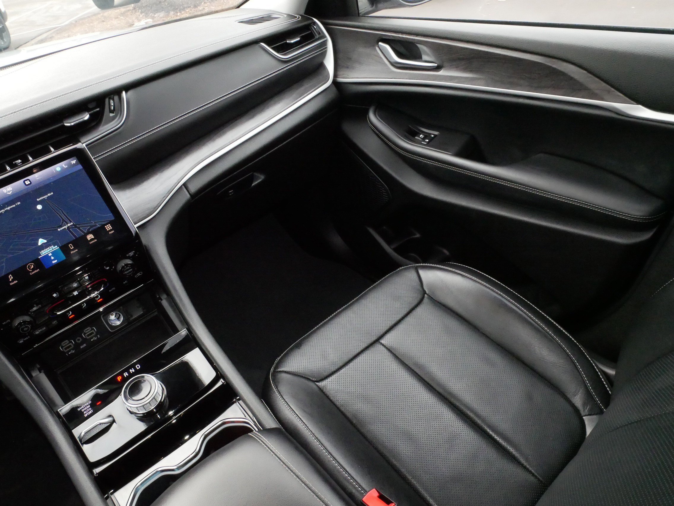 Used 2023 Jeep Grand Cherokee Limited w/ Luxury Tech Group II image 11