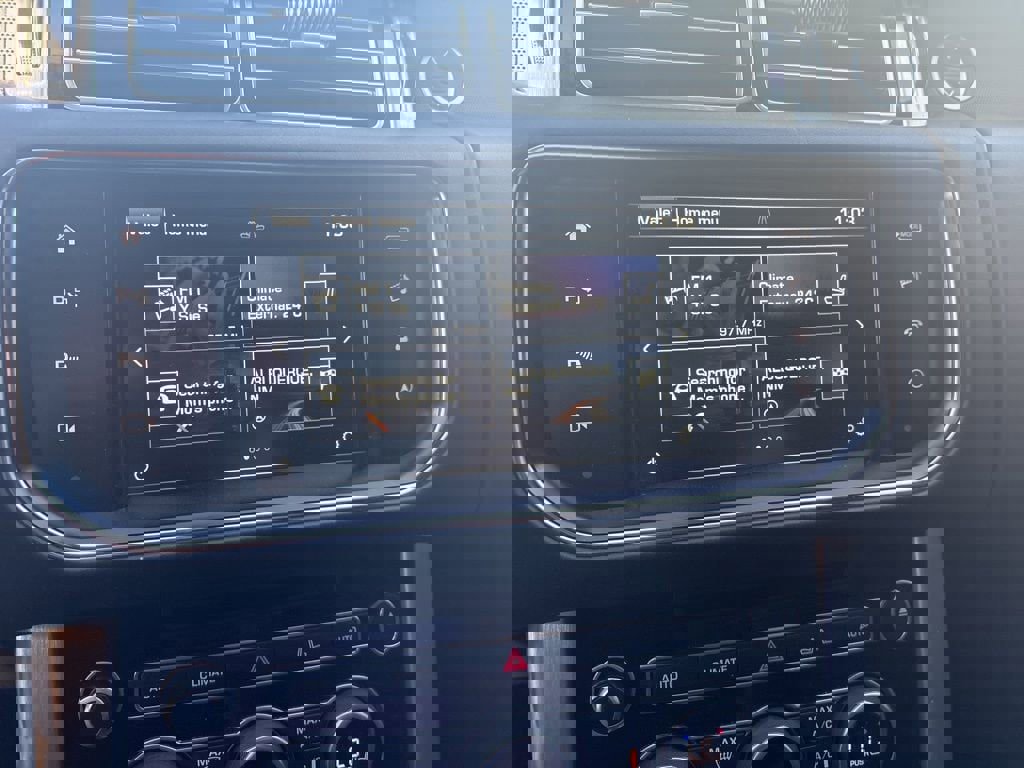 Used 2016 Land Rover Range Rover HSE image 9