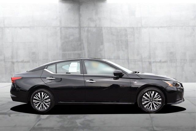 Certified 2025 Nissan Altima 2.5 SV image 5