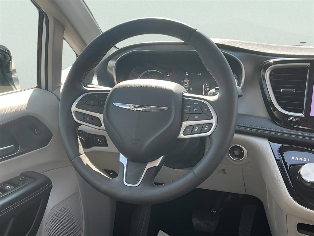 Used 2024 Chrysler Pacifica Select image 36