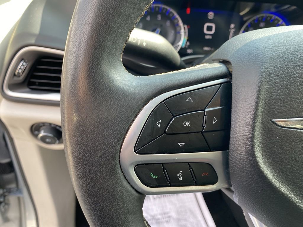 Used 2023 Chrysler Pacifica Touring-L image 26