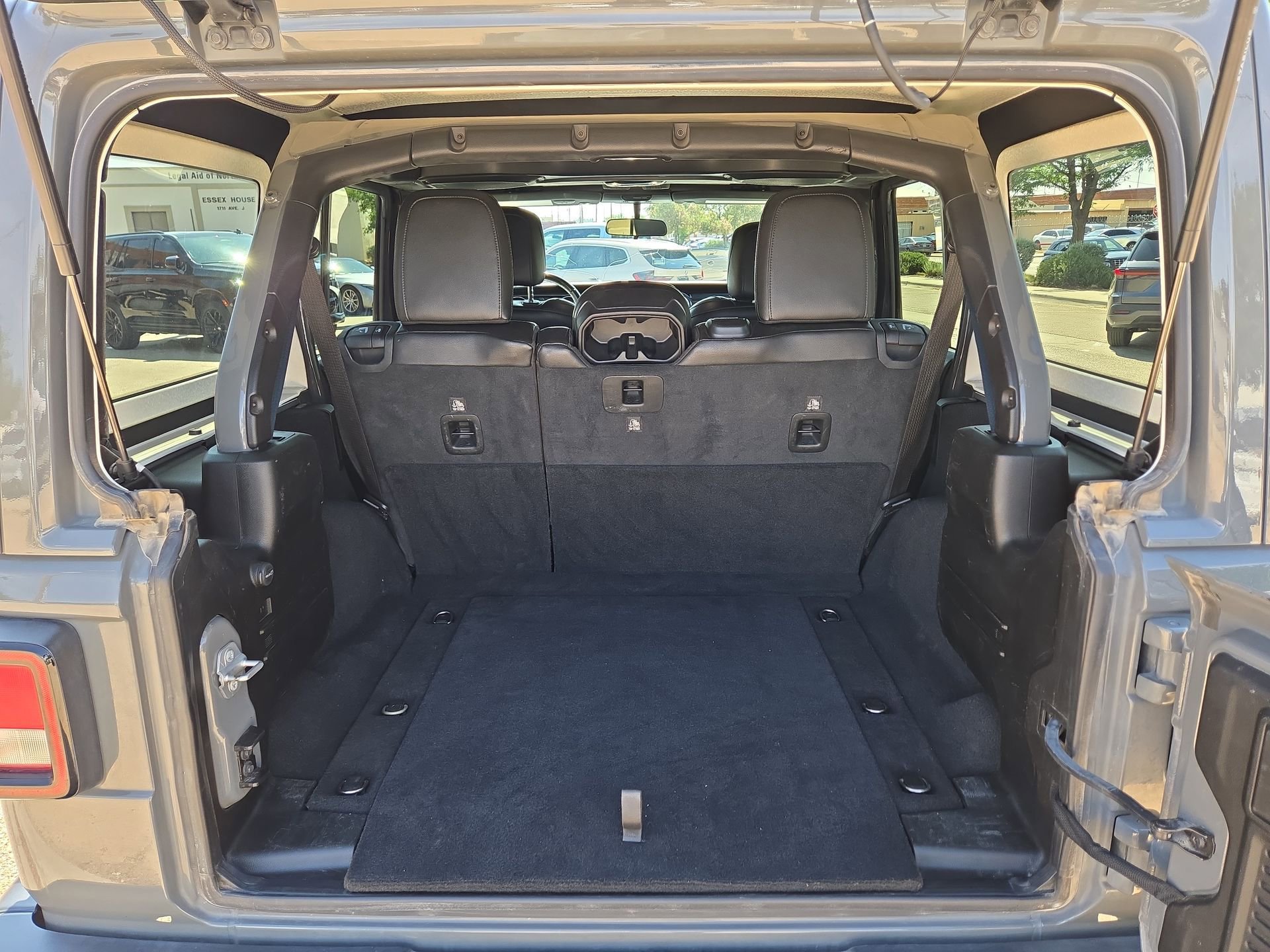 Used 2021 Jeep Wrangler Unlimited Sahara AWD/4WD image 12