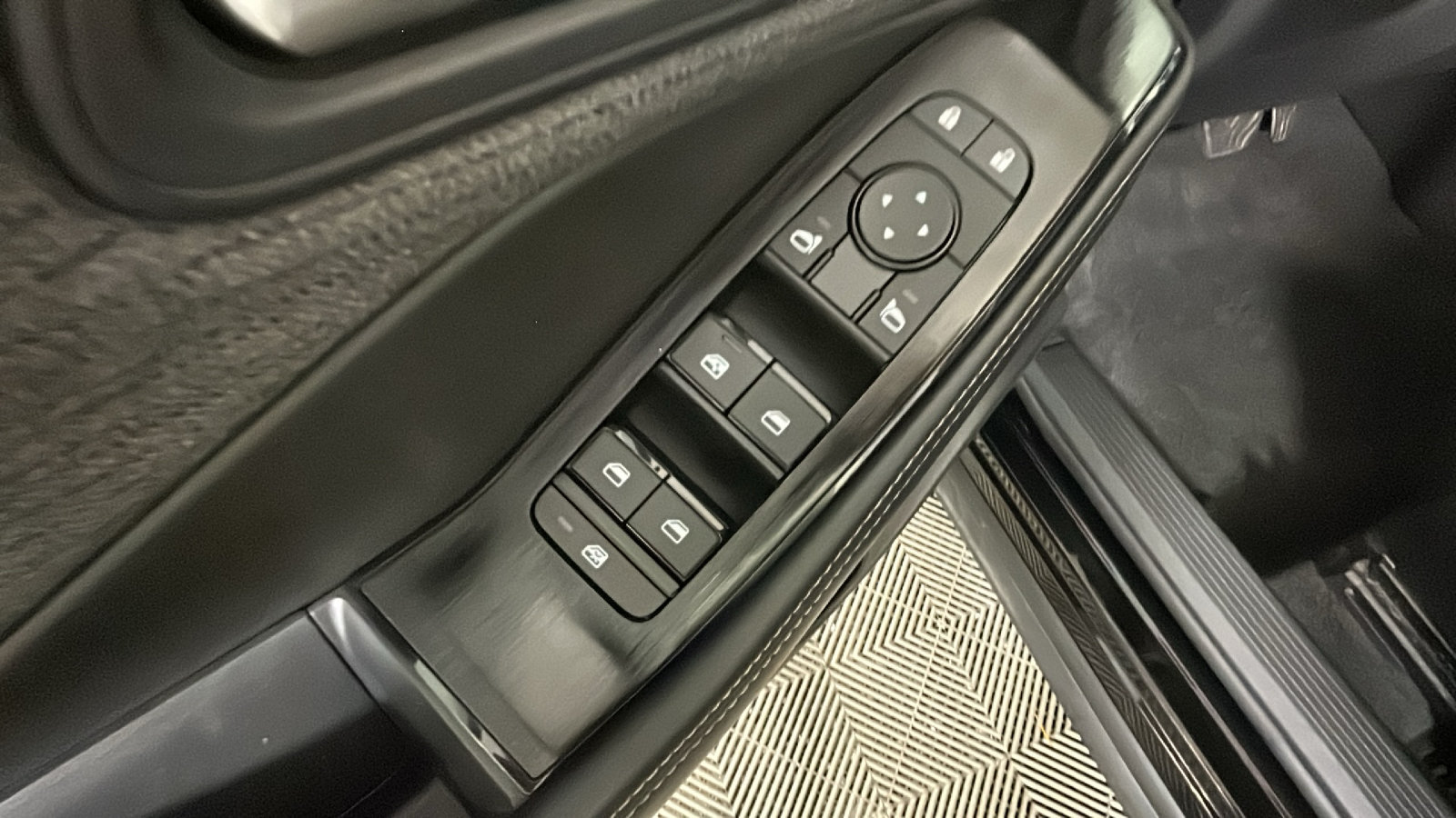 Used 2023 Nissan Rogue SV AWD/4WD image 13