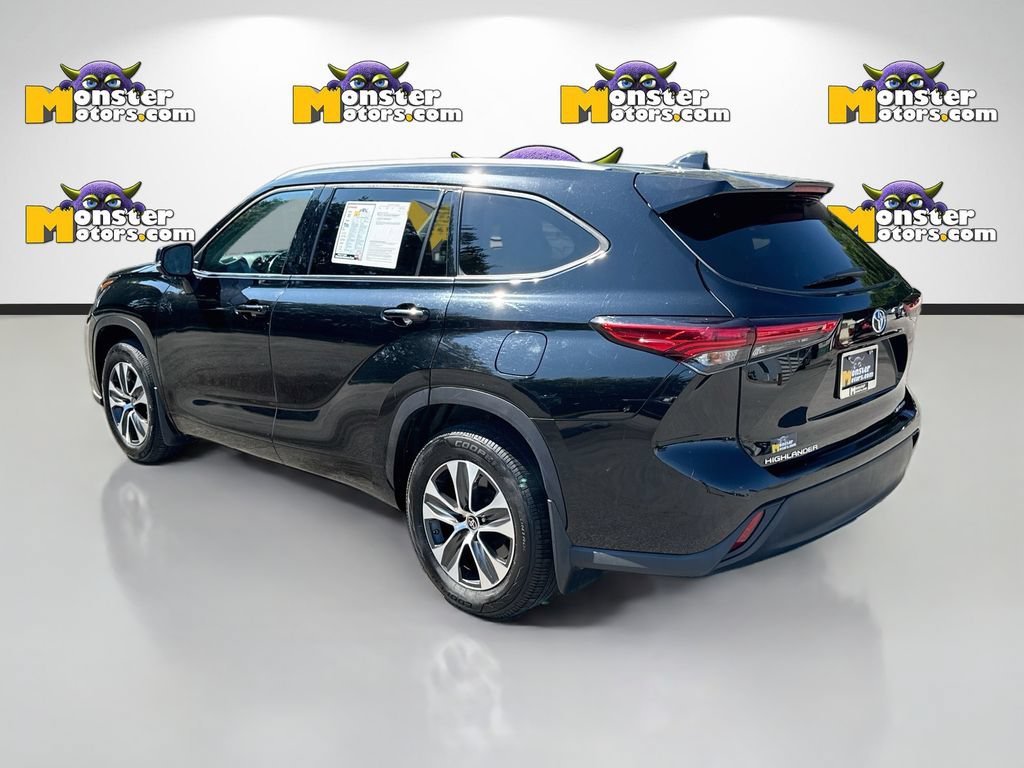 Used 2022 Toyota Highlander XLE AWD/4WD image 7