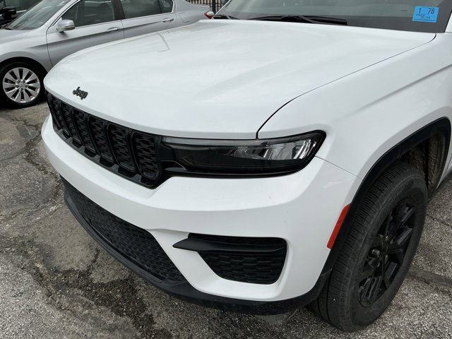 Used 2024 Jeep Grand Cherokee Altitude image 11