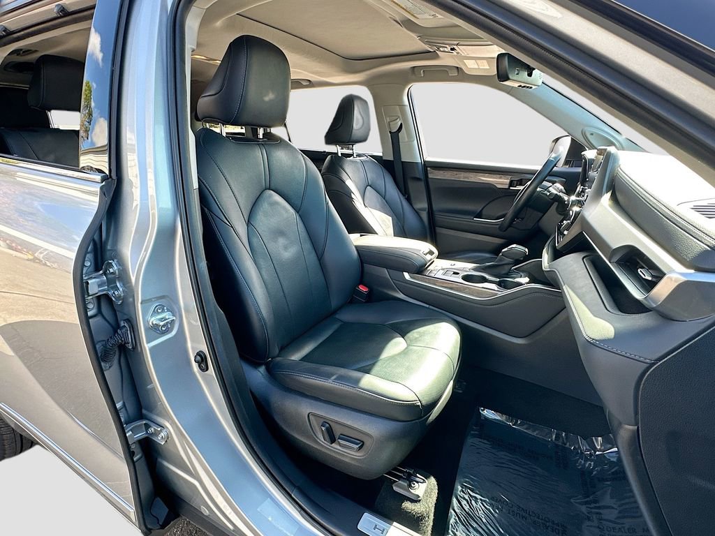 Used 2020 Toyota Highlander Limited image 28