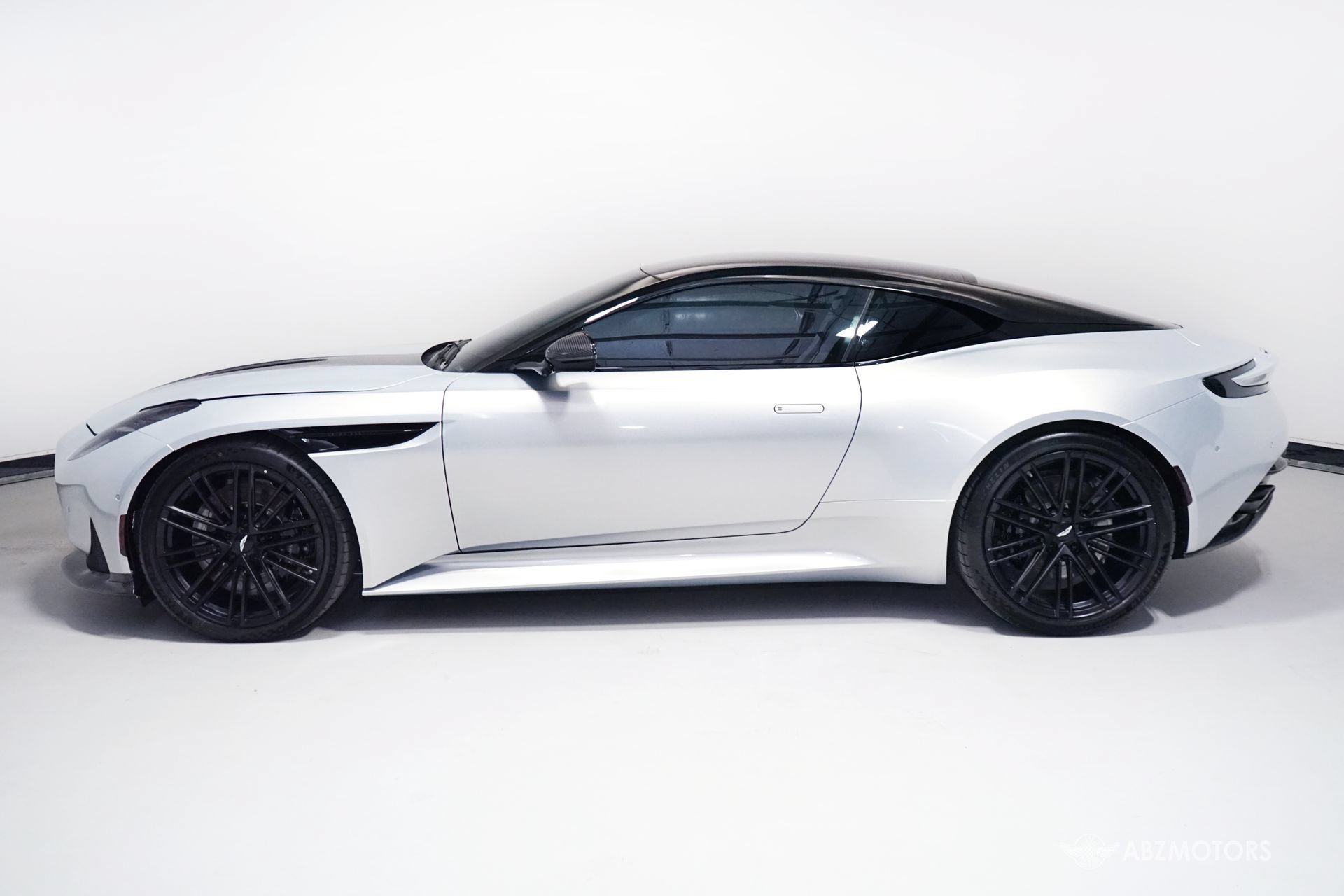 Used 2025 Aston Martin DB12 Coupe RWD image 5