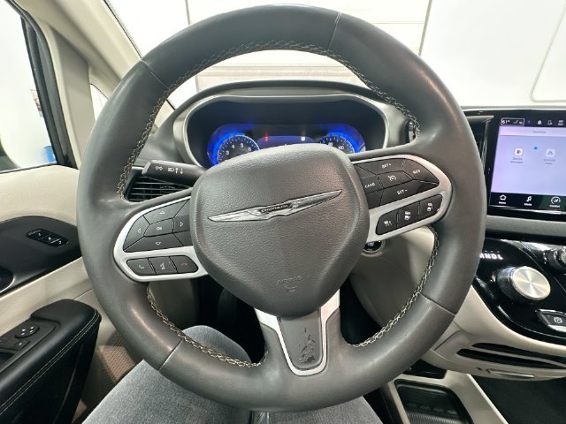 Used 2024 Chrysler Pacifica Touring-L FWD image 19