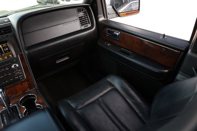 Used 2016 Lincoln Navigator Select RWD image 25