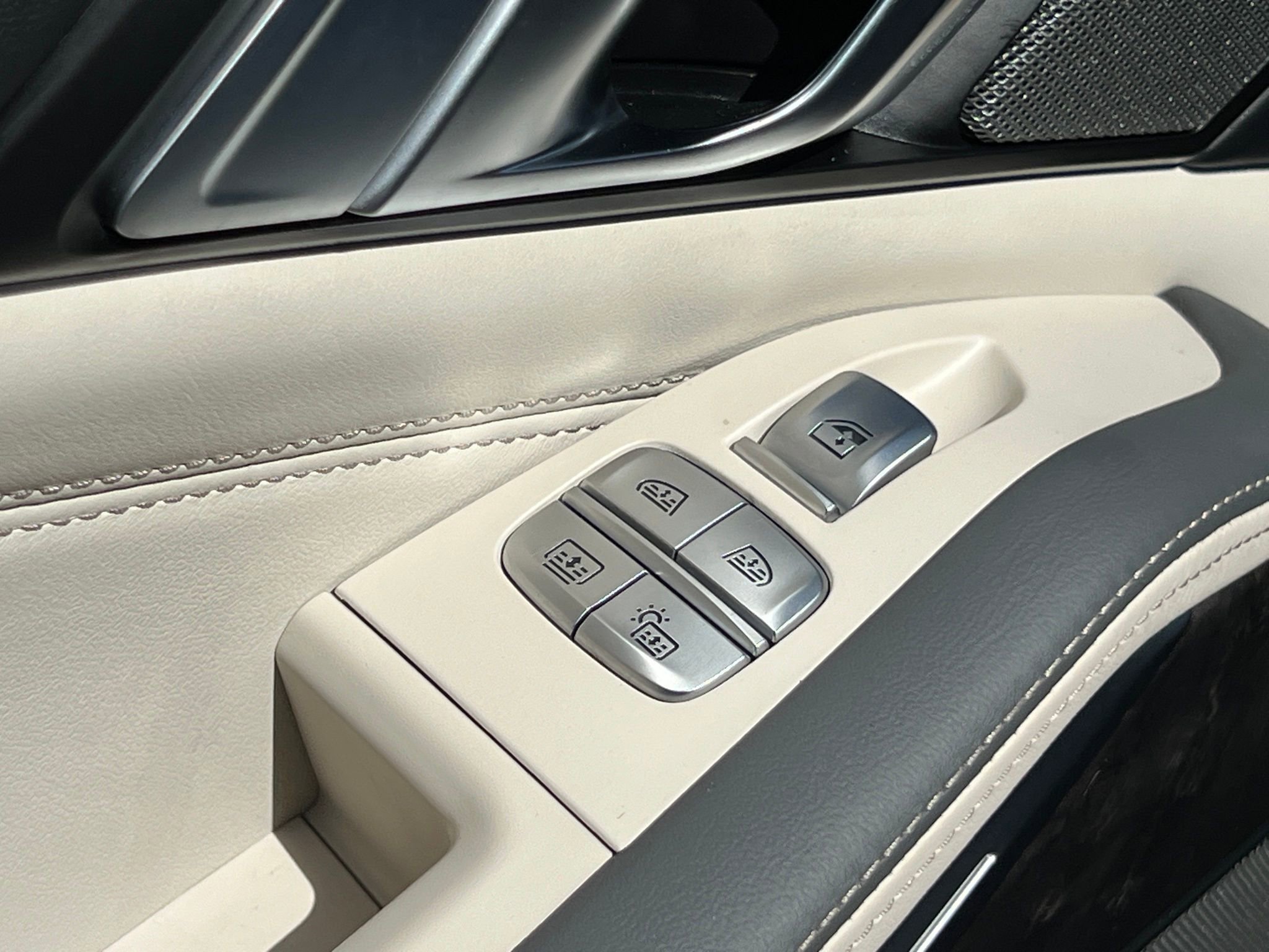 Used 2024 BMW X7 xDrive40i w/ Executive Package image 41