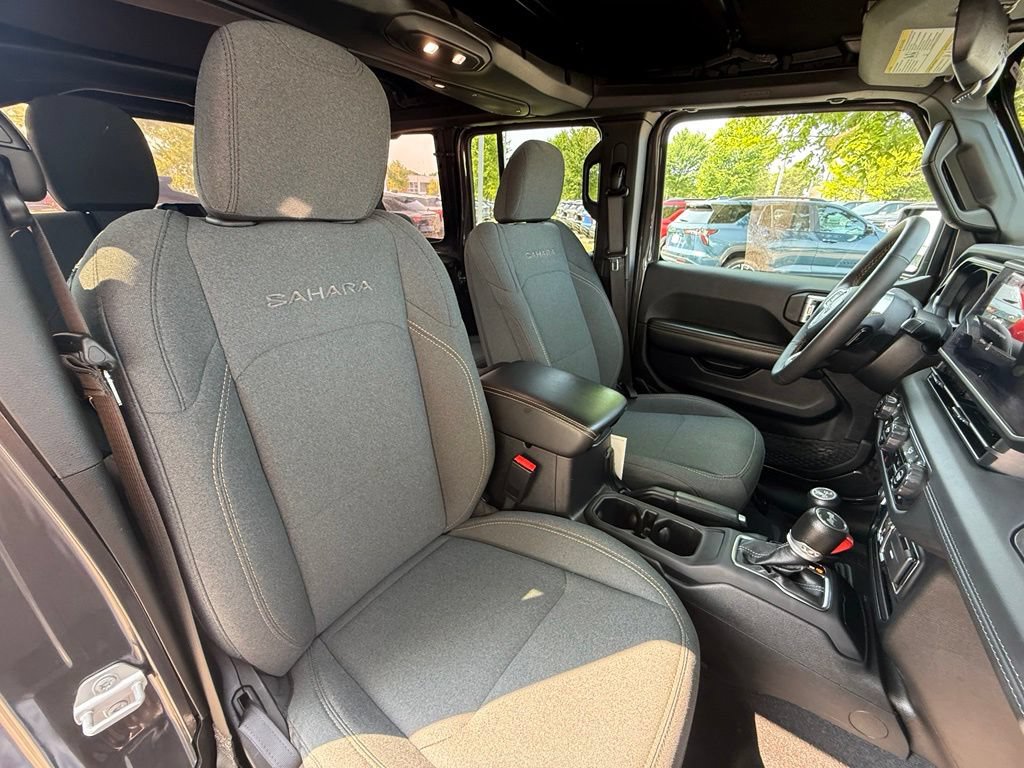Used 2024 Jeep Wrangler Unlimited Sahara AWD/4WD image 25