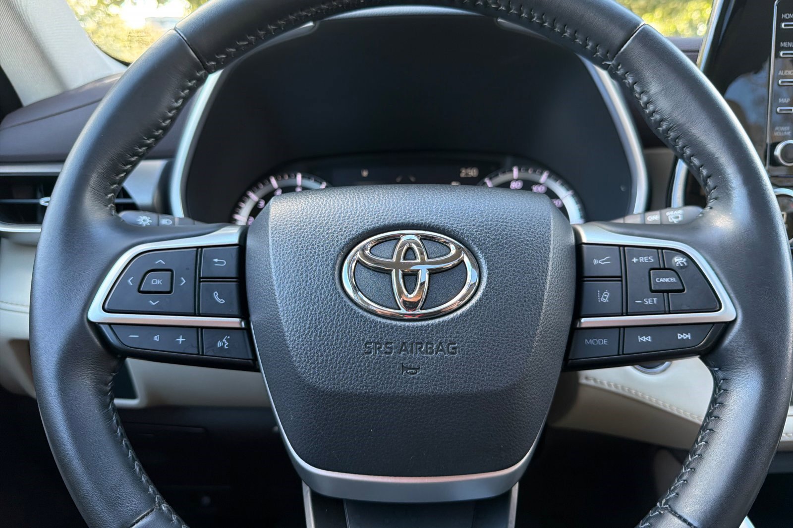 Used 2022 Toyota Highlander XLE image 30