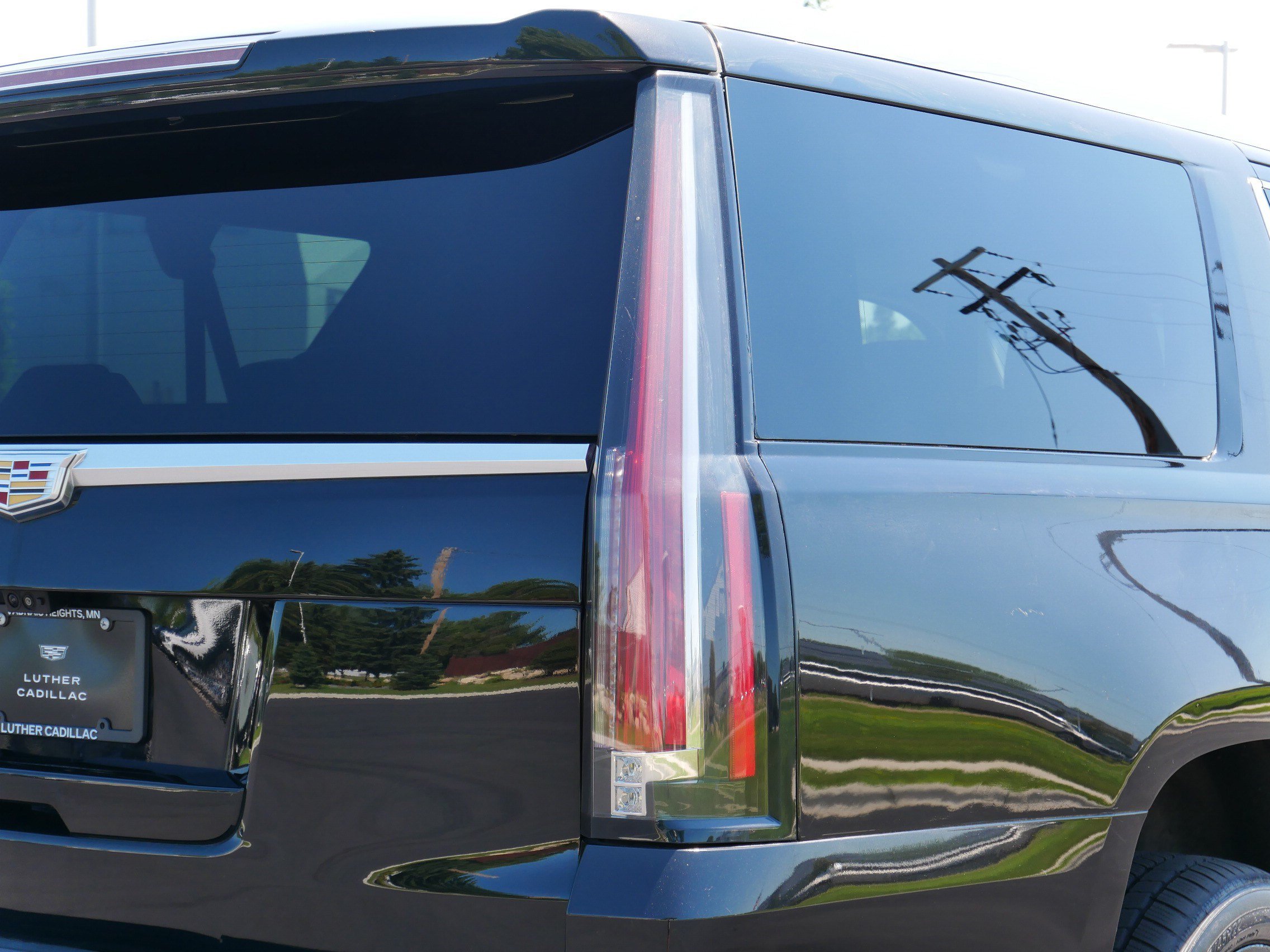 Used 2019 Cadillac Escalade ESV Premium Luxury AWD/4WD image 17
