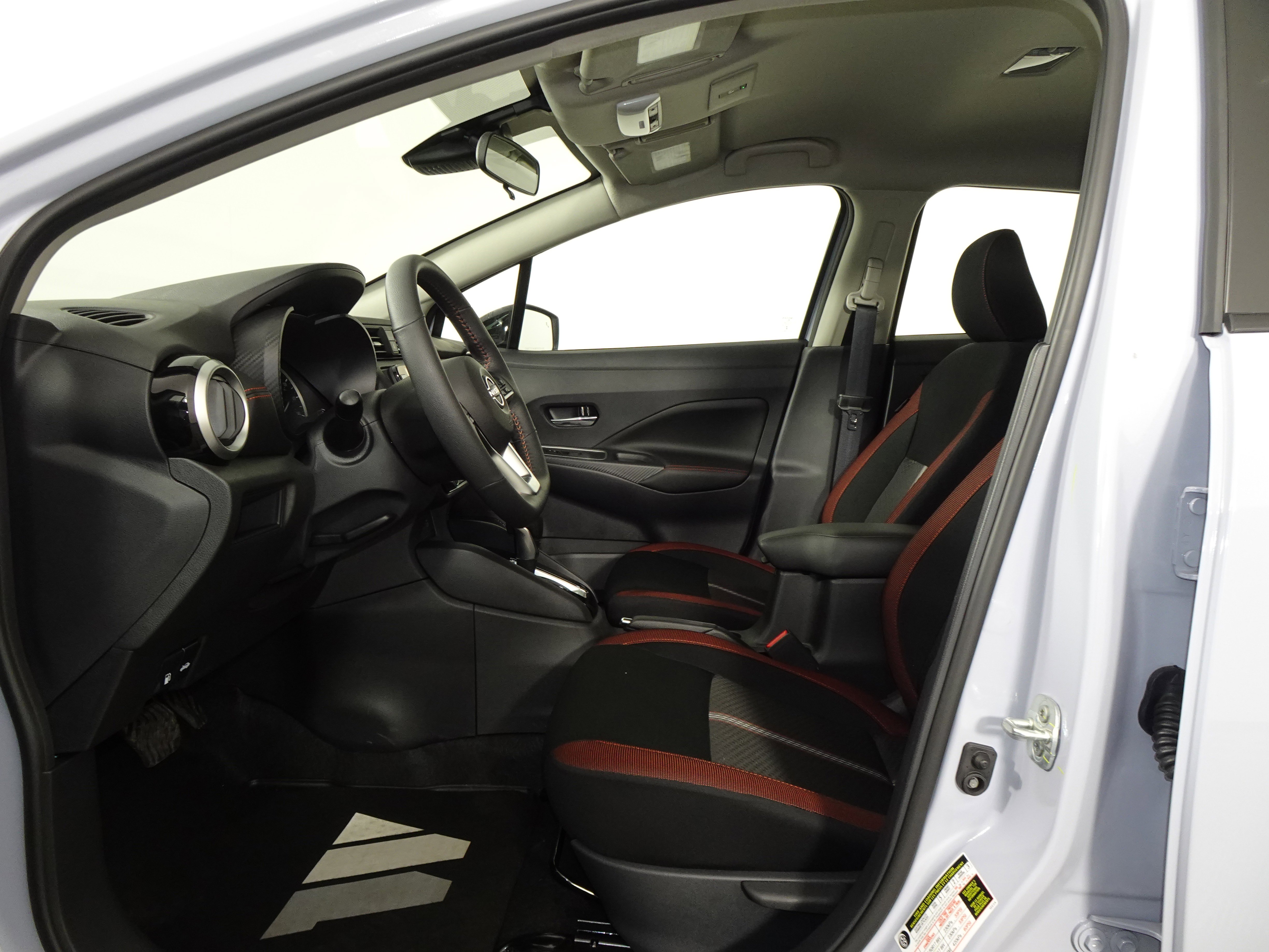 New 2025 Nissan Versa SR w/ Trunk Package image 4