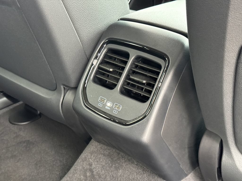 New 2025 VinFast VF 8 Eco AWD/4WD image 17